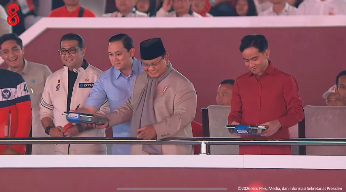 Prabowo-Gibran Tersenyum Dapat MBG di Karnaval Nusantara